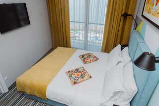 Апарт-отели Aparthotel Tangerine Батуми Семейный номер с видом на море-8
