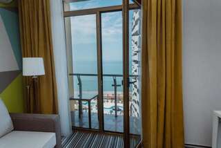 Апарт-отели Aparthotel Tangerine Батуми Семейный номер с видом на море-9