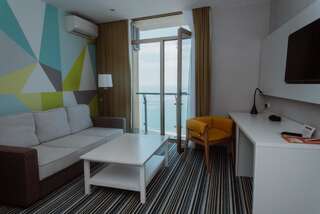Апарт-отели Aparthotel Tangerine Батуми Семейный номер с видом на море-10