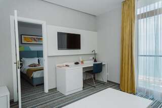 Апарт-отели Aparthotel Tangerine Батуми Семейный номер с видом на море-11